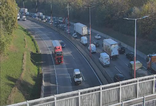 Auch zwischen Altmannsdorferstraße und Favoriten, (km 4,56) staute es sich gegen 8.40 Uhr. | Foto: Screenshot Asfinag