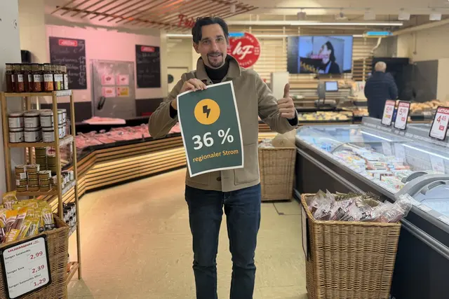 36 Prozent regionaler Sonnenstrom: Obmann Florian Hubmann im Lebensmittelmarkt des Kaufhauses Hubmann, dem Abnehmer der Energiegemeinschaft Nahversorgung Stainz. | Foto: Kaufhaus Hubmann