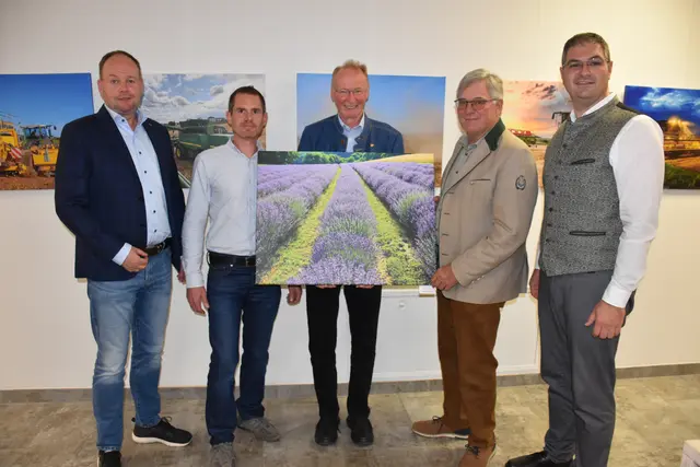 Christian Gaggl, Robert Leidenfrost, Harald Veigl, Hans Rohringer und Rudolf Grubauer bewunderten die vielfältigen Bilder der Ausstellung. | Foto: Alexandra Goll
