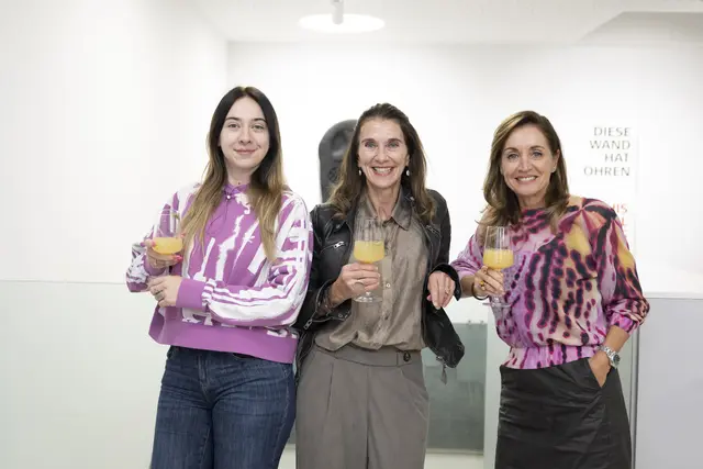 Die Gastgeberin begrüßt liebe Gäste: Julia Sparber-Ablinger (Direktorin AUDIOVERSUM, re.) mit Brigitte Kugler (Hypo Tirol Bank) und Tochter Fabiana Kugler (crypticalconcept music, li.) | Foto: AUDIOVERSUM/Berger