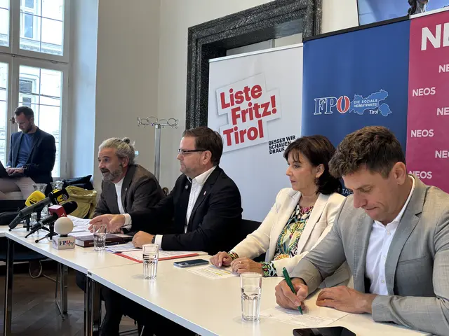 Markus Sint, Markus Abwerzger, Birgit Obermüller und Gebi Mair präsentieren den Antrag. | Foto: MeinBezirk