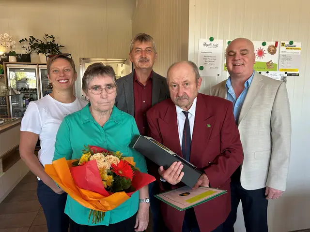 vorne das Jubelpaar Elfriede und Karl Diem mit  Daniela Brunner, Thomas Schwarz und Joachim Amon  | Foto: Gemeinde Pernersdorf