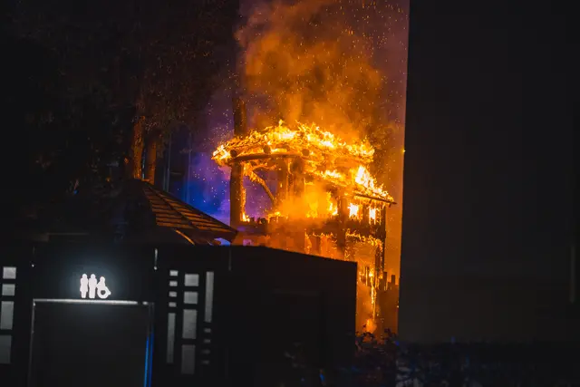 Das Spielhaus auf einem Spielplatz in Fulpmes wurde bei einem Brand in der Nacht auf Dienstag zerstört. | Foto: Julian Pernsteiner