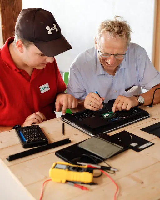 Computerprofis helfen bei der Installation. | Foto: Repair Café Ried