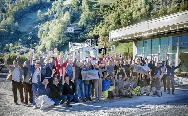 Die Mitarbeiter der beteiligten Handwerksunternehmen feierten den Baufortschritt bei der Firstfeier des neuen EUROSPAR Zell am Ziller.

 | Foto: SPAR
