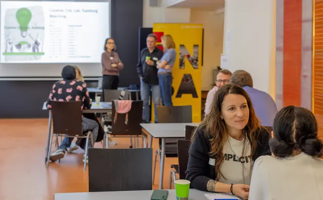 Künstler und Kreativschaffende trafen beim "Creative City Lab Matching“ auf Vertreter der Salzburger Wirtschaft und hatten so die Möglichkeit zum Austausch und Dialog.  | Foto: Stadt Salzburg/Wildbild