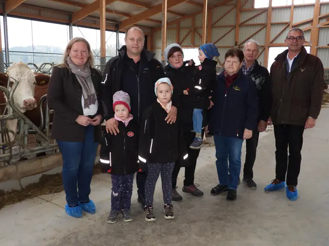 Katrin Schober, links, Franz Waldenberger, rechts, mit der Familie Krichbaum in Pabneukirchen. Pressegespräch "Landwirtschaft braucht Verlässlichkeit und Entwicklungsmöglichkeiten.  | Foto: Zinterhof