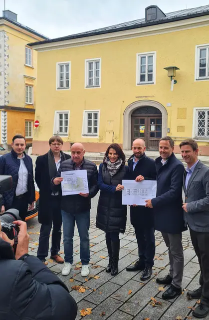 Von links: Philipp Ensmann, Manuel Timelthaler, Wolfgang Zeissmann, LHF Karoline Edtstadler, Bgm. David Egger-Kranzinger, Thomas Maierhofer (Salzburg Wohnbau) und Vbgm. Jan Hansel-Schierl.  | Foto: Stadtgemeinde Neumarkt 
