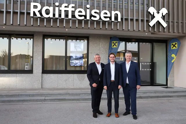 Raiba-Perg-Vorstand Johann Fröschl, Bürgermeister Alexander Leutgeb und Raiba-Bankstellenleiter Albert Kern vor dem Standort. | Foto: Raiffeisenbank Perg