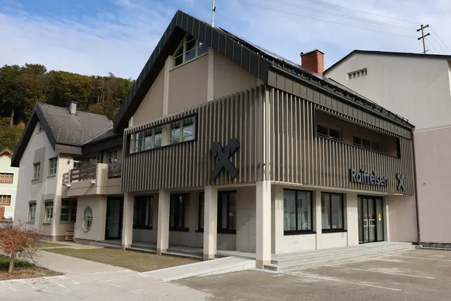 Blick von Außen auf den modernisierten Standort | Foto: Raiffeisenbank Perg