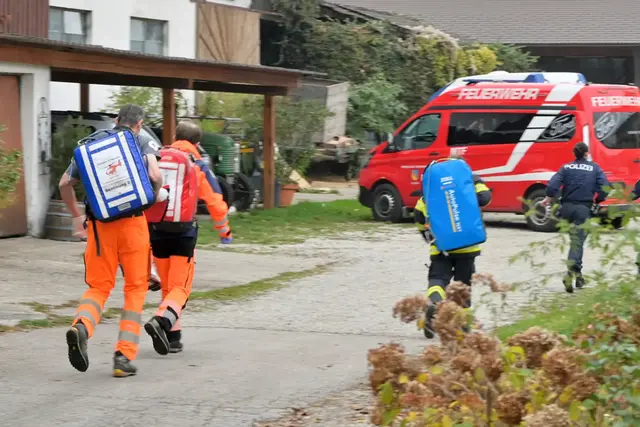 Sanitäter eilen zum Unfallort. | Foto: Manfred Fesl