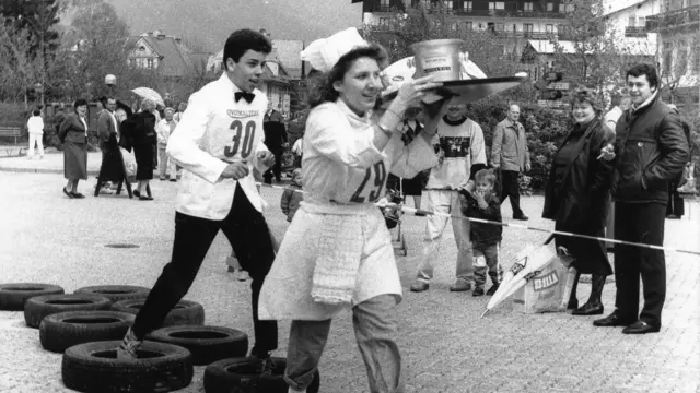 Auch früher zeigten die Schülerinnen und Schüler der Tourismusschulen Salzburg eindrucksvoll ihr Können – hier bei einem Geschicklichkeitslauf der Hotelfachschule Bad Hofgastein im Jahr 1989.  | Foto: TS Salzburg