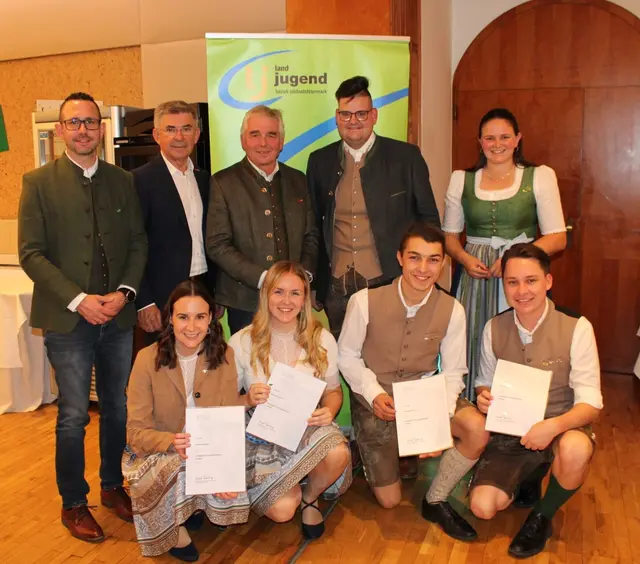 Die neu gewählte Bezirksleitung der Landjugend Südoststeiermark im Kreise der Ehrengäste aus der Politik