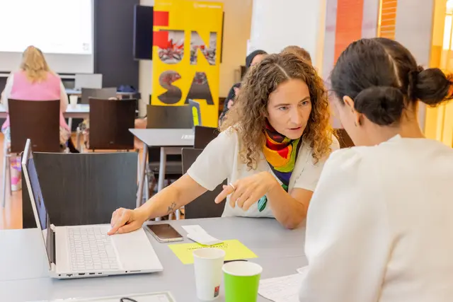 Künstler und Kreativschaffende trafen beim "Creative City Lab Matching“ auf Vertreter der Salzburger Wirtschaft und hatten so die Möglichkeit zum Austausch und Dialog.  | Foto: Stadt Salzburg/Wildbild