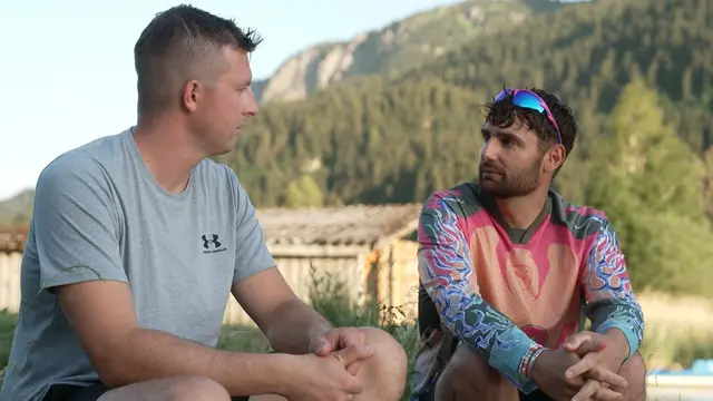 Der Neusiedler Max (li.) möchte wissen was beim Einzel-Date zwischen Bauer Kevin und Rivale Kevo passiert ist.  | Foto: ProsiebenSat1Puls4