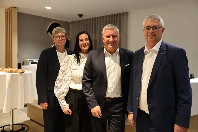 Beim Eröffnungs-Empfang: Karin Lang, Renate Brauner, Raiba-Perg-Vorstand Johann Fröschl und Bankstellenleiter Albert Kern. | Foto: Raiffeisenbank Perg