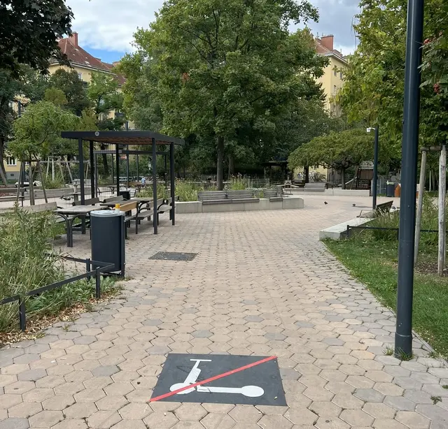 Im Leopold-Rister-Park weisen bereits Bodenmarkierungen auf das Scooter-Verbot hin. Bis Mitte November soll – neben der virtuellen Sperre für Leih-Scooter – zusätzlich eine physische Durchfahrtssperre folgen. | Foto: BV 5