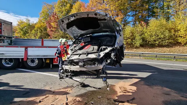 Schwerer Unfall auf der A1 gemeldet, doch vor Ort fanden die Einsatzkräfte einen stark beschädigten Pkw und eine durchbrochene Mittelleitschiene vor.
 | Foto: DOKU-NÖ