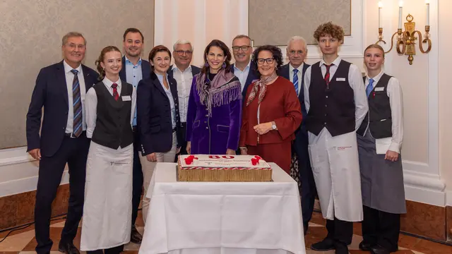 Von links: Manfred Pammer (Geschäftsführer der Tourismusschulen Salzburg), Norbert Ranftler (Vizepräsident der WKS), Marlene Svazek (LH-Stv.), Gerd Raspotnig (Direktor der Wirtschaftskammer Salzburg), LH Karoline Edtstadler, Manfred Rosenstatter (Vizepräsident der WKS), LR Daniela Gutschi und Karl Kitzmüller (Geschäftsführer der Tourismusschulen Salzburg) mit Schülerinnen und Schülern. | Foto: TS Salzburg/Lutche