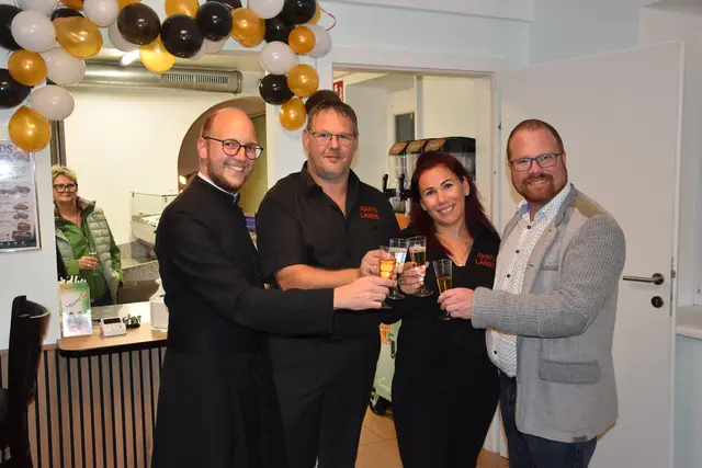 Stadtpfarrer Stephanus Rützler, Josef und Krisztina Wanko und Bürgermeister Christoph Artner bei der Eröffnungsfeier.  | Foto: Müller