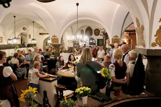 130 Nachkommen des Hoidingerhofs versammelten sich beim Weinbeißer in Freinberg. | Foto: Anita Hötzeneder