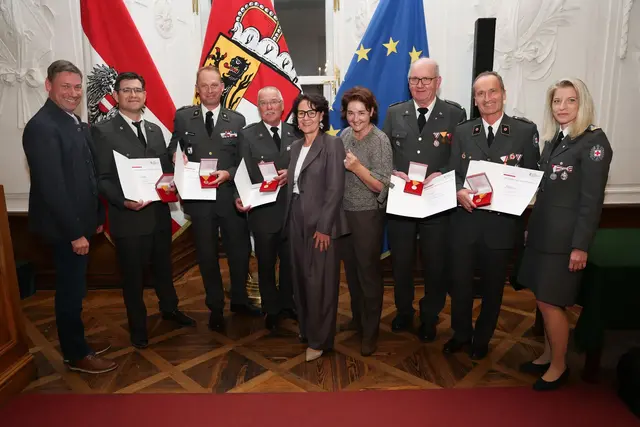Die Delegation mit den geehrten aus dem Lungau: (v.li.) Bürgermeister (Mariapfarr) Andreas Kaiser, Marco Wieland, Christian Klingsbichl, Herbert Bacher, LR Daniela Gutschi, BH Michaela Rohrmoser, Peter Bauer, Christian Gell, Bezirksrettungskommandantin Elisabeth Gruber. | Foto: Land Salzburg / Franz Neumayr