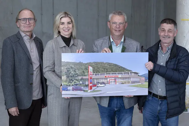 Von links: Freuen sich anlässlich der Firstfeier für den neuen EUROSPAR in Zell am Ziller: Architekt Andreas Dworschak, Verena Moser SPAR-Vertriebsleiterin, Bürgermeister Robert Pramstrahler, Alois Rieder (geschäftsführender Gesellschafter der Rieder GmbH &amp; Co KG).

 | Foto: SPAR