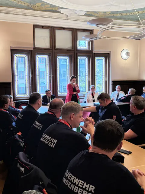 Feuerwehr-Landesrätin Michaela Langer-Weninger im Austausch mit den Funktionären. | Foto: Land OÖ