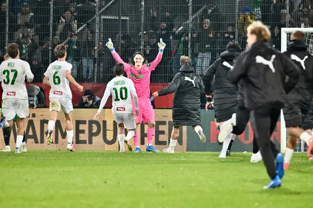 Der letzte Elfmeter wurde ebenfalls eine Beute des WSG-Keepers, der sich feiern lassen durfte! | Foto: Hassl