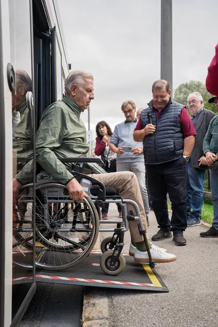 Beim nächsten "Stammtisch Barrierefrei" steht der öffentliche Verkehr im Fokus. Ziel ist es, Barrieren sichtbar zu machen und Möglichkeiten für Verbesserungen zu diskutieren. | Foto: Stadt Salzburg/Alexander Killer