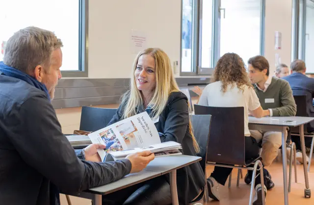 Künstler und Kreativschaffende trafen beim "Creative City Lab Matching“ auf Vertreter der Salzburger Wirtschaft und hatten so die Möglichkeit zum Austausch und Dialog.  | Foto: Stadt Salzburg/Wildbild