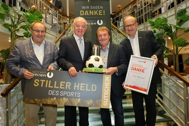 Wolfgang Pesendorfer (Vizepräsident SPORTUNION OÖ), Wolfgang Graßecker (Vizepräsident SPORTUNION OÖ), Franz Ratzenböck (Stiller Held 2026, SPORTUNION Peuerbach), Hubert Hartl (Vizepräsident SPORTUNION OÖ) | Foto: cityfoto.at/Maringer