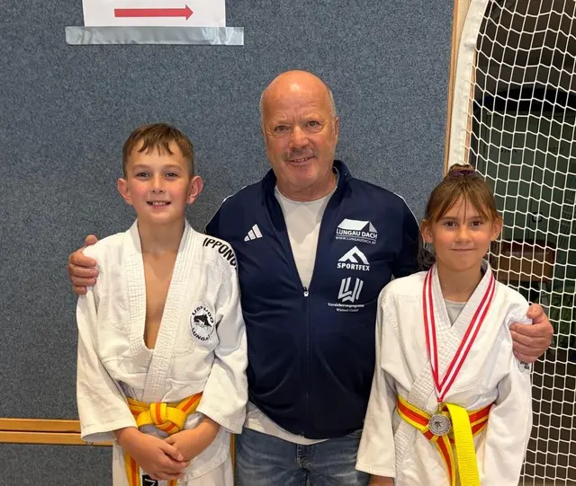 Trainer und Sektionsleiter Harald Karner (Bildmitte) mit seine beiden erfolgreichen Schützlingen Hanni Brandstätter und Leon Schiefer. | Foto: Judo Lungau
