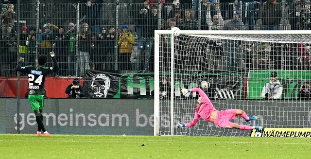Das hätte die Entscheidung sein können - der Elfmeterball von Bright Owusu landete aber am Lattenkreuz | Foto: Hassl