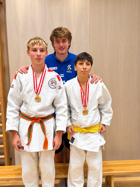 Von links: Judoka Jakob Eder, Trainer Julian Lerchner und Judoka David Reza-Reiter. | Foto: ASKÖ Henndorf 
