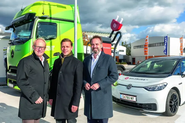 Von links: Vorstand Herwig Struber, Bürgermeister Robert Bimminger und Michael Baminger, der Vorstandssprecher der Salzburg AG. | Foto: Salzburg AG