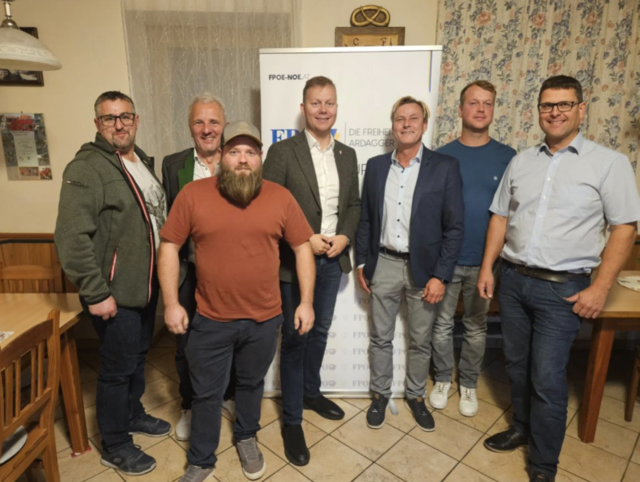 V.l. Manfred Beneder, GGR Josef Prinz, Oliver Krahofer, LAbg. Alexander Schabel, Ortsparteiobmann GR Huber Zarl, Thomas Marksteiner, GR Daniel Krifter | Foto: FPÖ