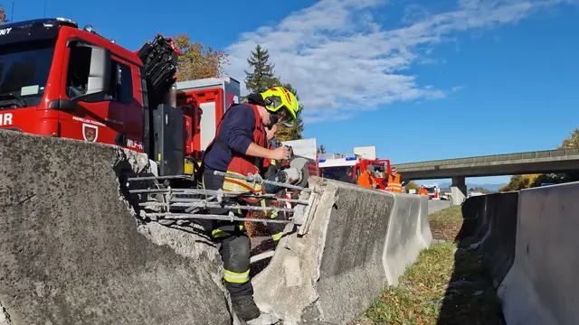 Zwei Insassen wurden bei dem Unfall auf der Westautobahn verletzt und ins Krankenhaus gebracht. | Foto: DOKU-NÖ