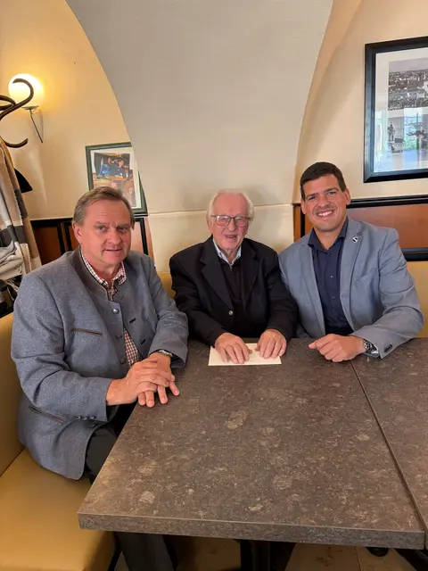 Bürgermeister Dominic Litzka (rechts) und Vizebürgermeister Hermann Stich (links) gratulierten Horst Kalcik zum 90. Geburtstag. | Foto: Gemeinde Wolkersdorf