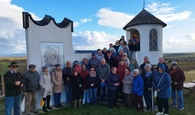 Die Gläubigen mit dem Herrn Pfarrer vor der Papstkapelle | Foto: Hofstetter Gertrude