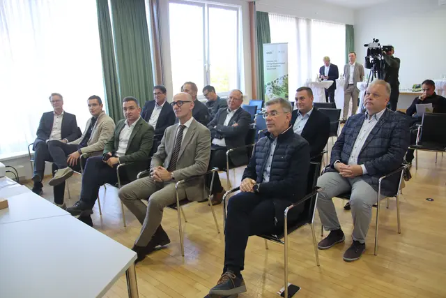 Die Gemeindeverantwortlichen informierten sich über den geplanten Breitband-Ausbau im Vulkanland | Foto: MeinBezirk/Herwig Brucker