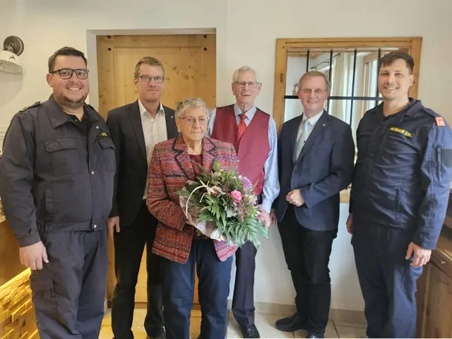 Zahlreiche Gratulanten feierten das Jubiläumspaar. | Foto: Gemeinde Drösing