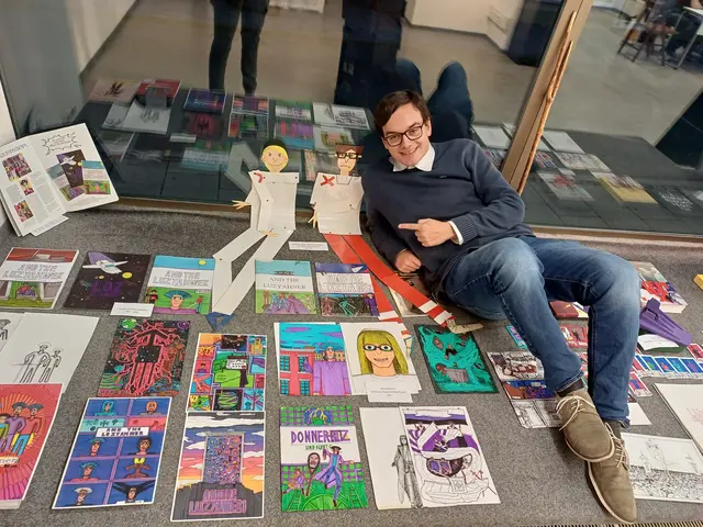 Vielfältige Einblicke in das künstlerische Schaffen: Die Ausstellung „Die große Luzyahner-Rückschau“ in der Stadtgalerie Dialog Kufstein zeigte Comichefte, Bilder und handgeschnitzte Holzfiguren aus verschiedenen Schaffensperioden des Künstlers. | Foto: Luzius Stemeseder