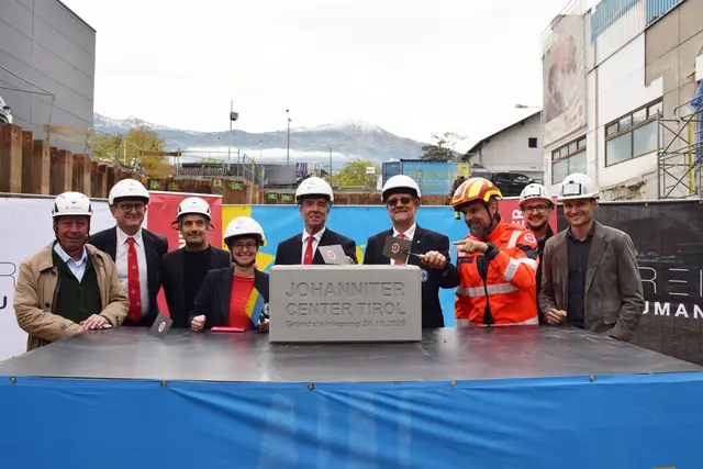 Ing. Franz Fröschl (GF Baufirma Fröschl), Franz Bittersam (GF Johanniter Tirol), Florian Schedle (Scharmer-Wurnig-Architekten), Petra Grell-Kunzinger (BGF Johanniter Österreich), Johannes Bucher (Präsident Johanniter Österreich), Erich Pechlaner (Präsidiumsbeauftragter Tirol), Rettungsdienstleiter Michael Örfi, Christoph Pechlaner und Andreas Kirchmair (beide GF Baumanagement Dreikant).  | Foto: Johanniter