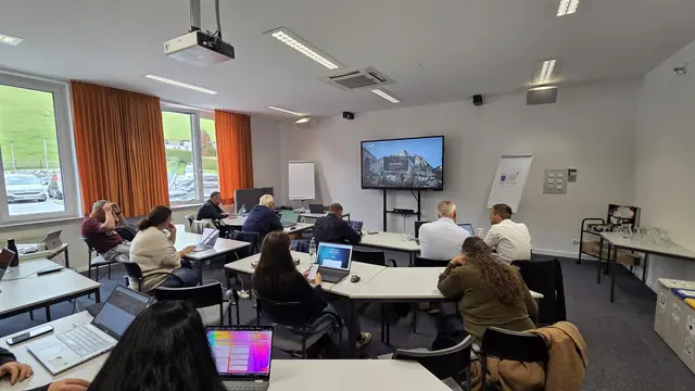 Teilnehmende aus den Bereichen Handel, Architektur, Kultur, Gesundheit und Bildung testeten zwischen den beiden Workshop-Terminen verschiedene Einsatzmöglichkeiten direkt in ihrem Arbeitsalltag. | Foto: Regionalverband Pongau