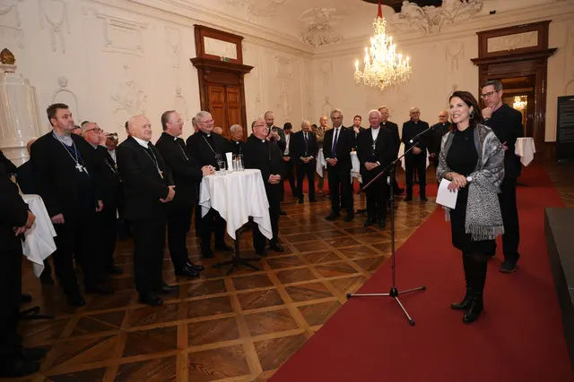 Landeshauptfrau Karoline Edtstadler bei ihrer Begrüßungsrede; Empfang in der Residenz Salzburg anlässlich der Vollversammlung des Rates der Europäischen Bischofskonferenzen (CCEE). | Foto: Land Salzburg/Franz Neumayr