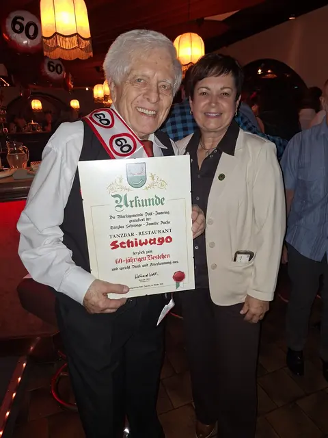 Außergewöhnliches Jubiläum: Dobl-Zwarings Bürgermeisterin Waltraud Walch gratulierte dem 86-jährigen Robert Fuchs zu 60 Jahre Tanzbar Schiwago. | Foto: HALB