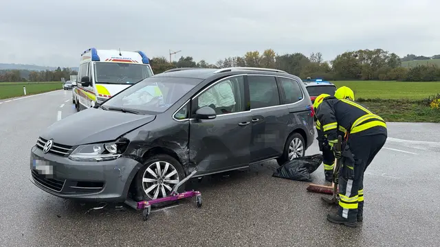 Zwei Pkw kollidierten im Kreuzungsbereich: Drei Personen wurden verletzt und zur weiteren Versorgung in ein Klinikum gebracht.
 | Foto: DOKU-NÖ