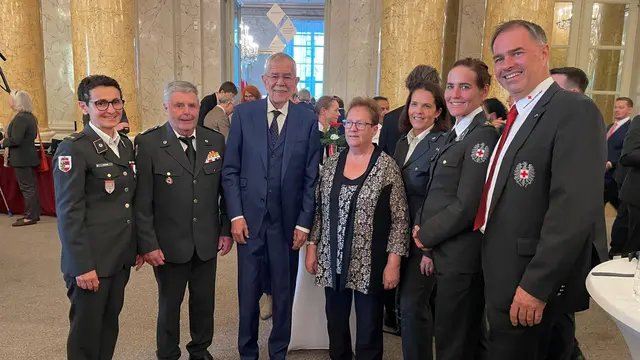 Verleihung der silbernen Medaille um Verdienste für die Republik Österreich. Von links: Roswitha Kaar, Walter Kreiseder, Alexander Van der Bellen, Martina Kreiseder (Ehefrau des Geehrten), Elisabeth Haslinger (Tochter des Geehrten), Bettina Galli-Magerl und Peter Kaiser (Stv. Generalsekretär des ÖRK). | Foto: Peter Lechner/HBF, Rotes Kreuz Salzburg