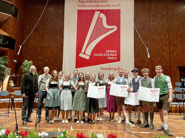 Niederösterreich nahm viele Auszeichnungen vom Alpenländischen Volksmusikwettbewerb mit nach Hause: v.l.n.r. Harald Froschauer, Geschäftsführer der Volkskultur Niederösterreich, Johannes Lagler, Musikschullehrer im Musikschulverband Waidhofen Ybbstal, die Preisträger von der Streichhoiz Musi mit ihrer Musikschullehrerin Petra Humpel, das 4er Hoiz, der Ybbstola Dreigesang und die Harmonikasolisten Philipp Hofmacher und Julian Fluch. | Foto: Volkskultur Niederösterreich